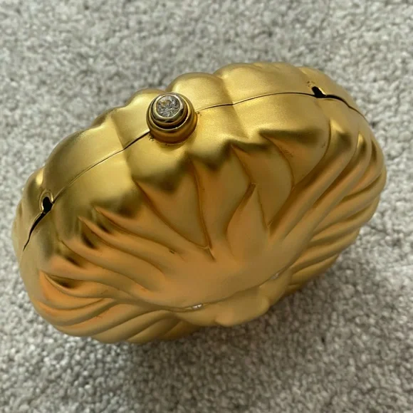 🚚 MOVING SALE Vintage brushed gold Lion's Head hard case minaudière crossbody - Picture 5 of 15